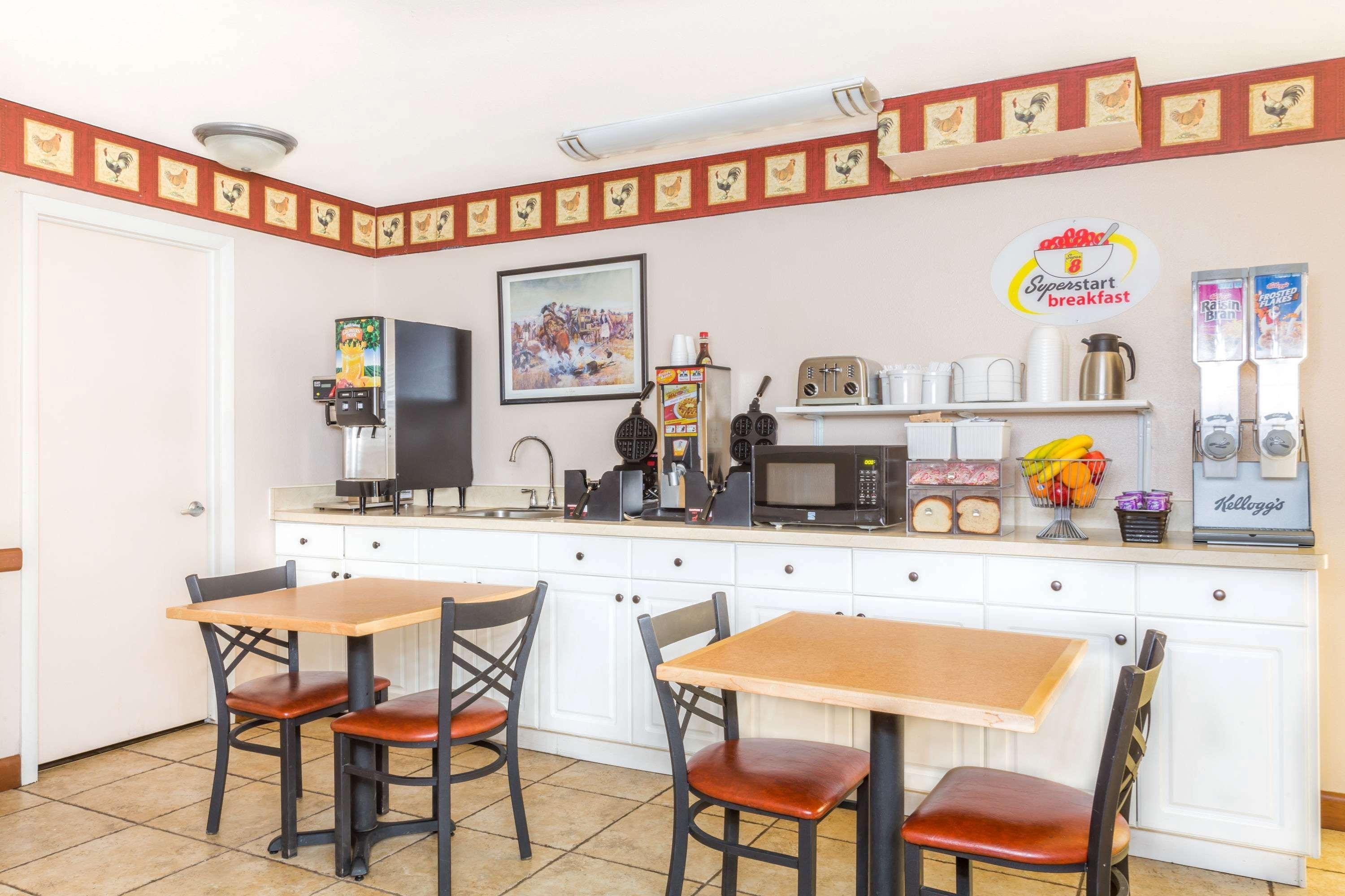 Super 8 By Wyndham Salina/Scenic Hills Area Ξενοδοχείο Εξωτερικό φωτογραφία